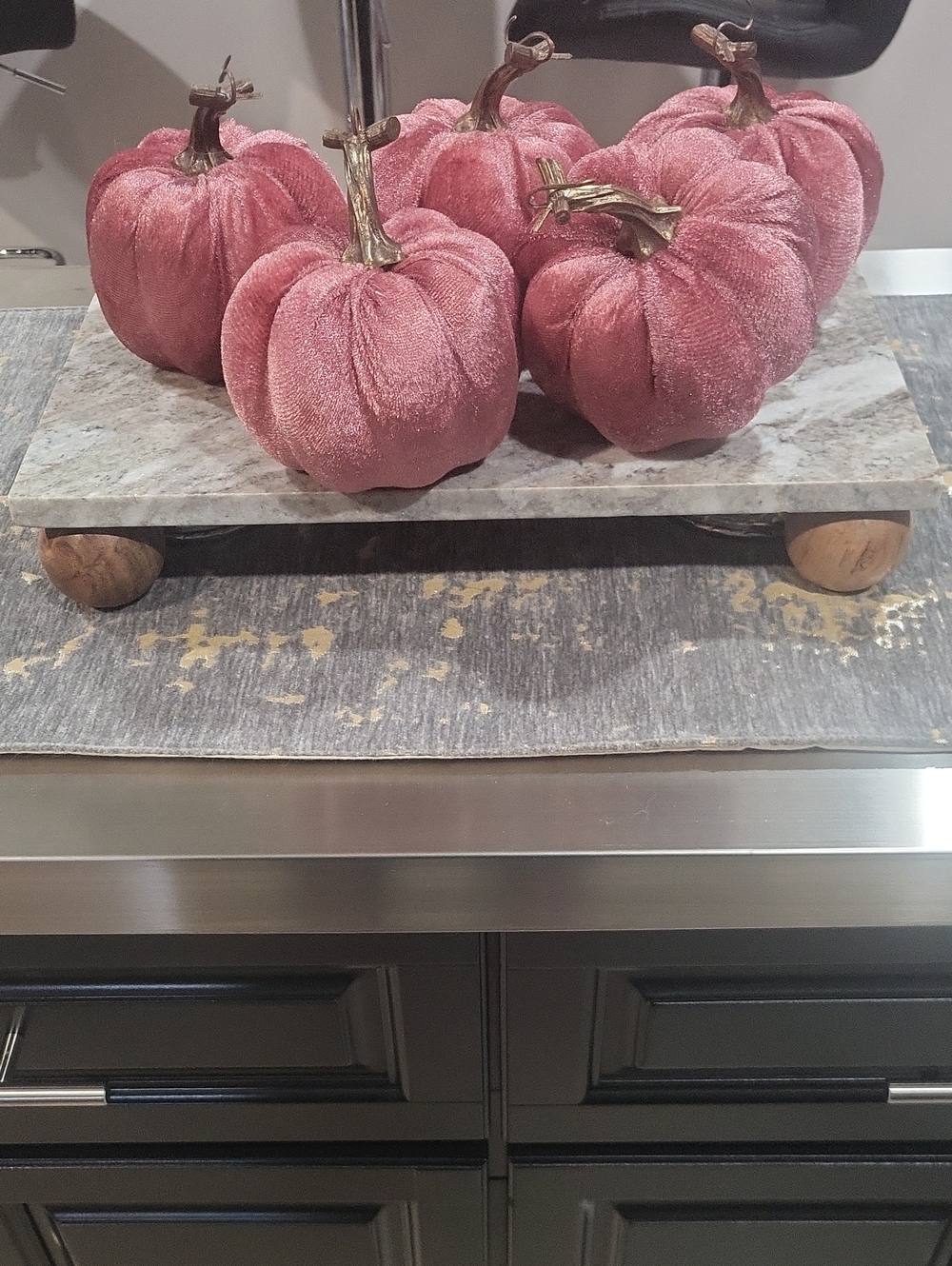 NEW🎃 PRE-LOVED🩷 Pink Velvet Decorative Pumpkins - Set Of 5 - Picture 2 of 5